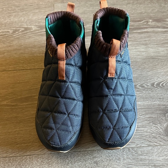 Teva Shoes - Teva Quilted Slippers in Dark Blue and Chocolate